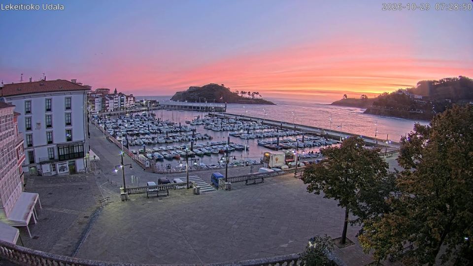 Lekeitio: “Harbour and San Nicolás island” camera